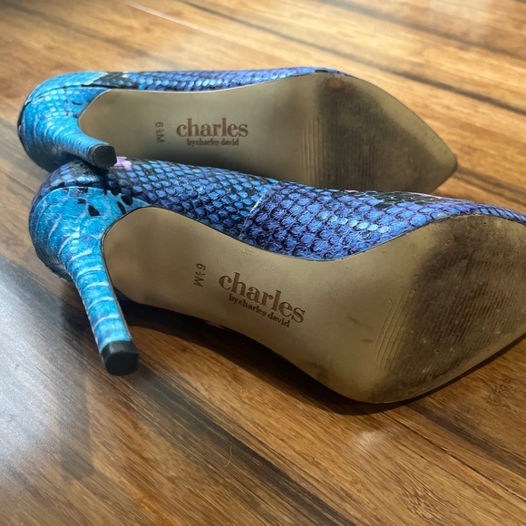 Charles and David Blue Snake Print Pointed Heels - Picture 4 of 4